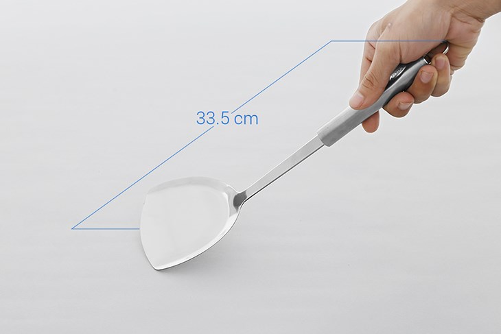Sạn inox DMX S006 có độ dài cán 33.5cm, được dùng để xào nấu thức ăn