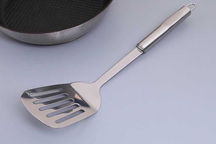 Sạn lỗ inox DMX SL006 có thiết kế các khe rãnh ở đầu sạn, giúp thức ăn được đảo đều và ráo nước
