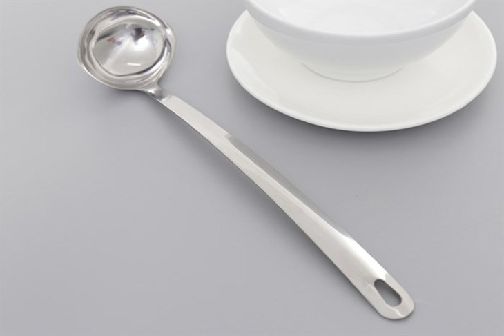 Vá inox DMX VN004 với đầu múc có đường kính trên 8cm, phù hợp sử dụng cho gia đình đông người