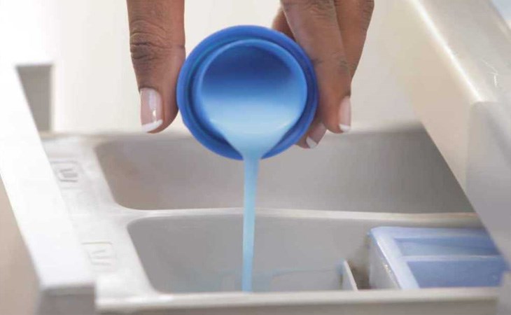 Đổ nước giặt/nước xả vải thẳng lên quần áo