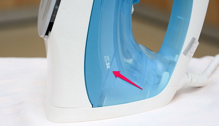 Dễ dàng nhận thấy bàn ủi có tính năng chống đóng cặn bởi biểu tượng Drip Stop