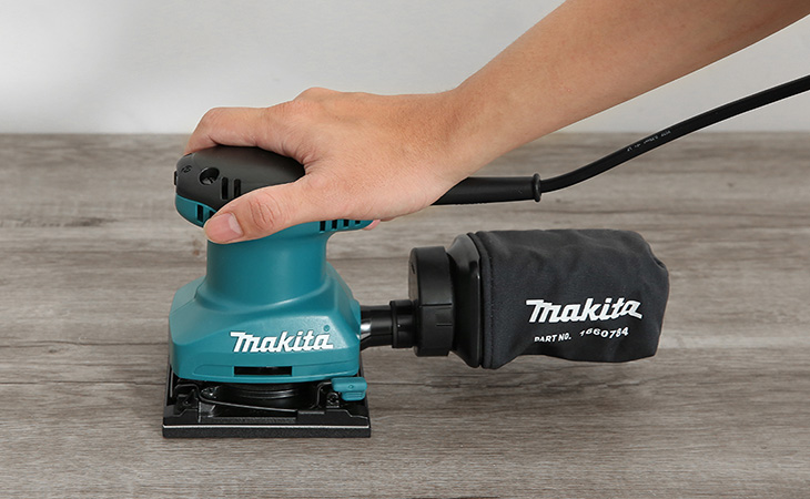Máy chà nhám rung Makita BO4557 sở hữu kích thước nhỏ gọn, dễ dàng cầm nắm