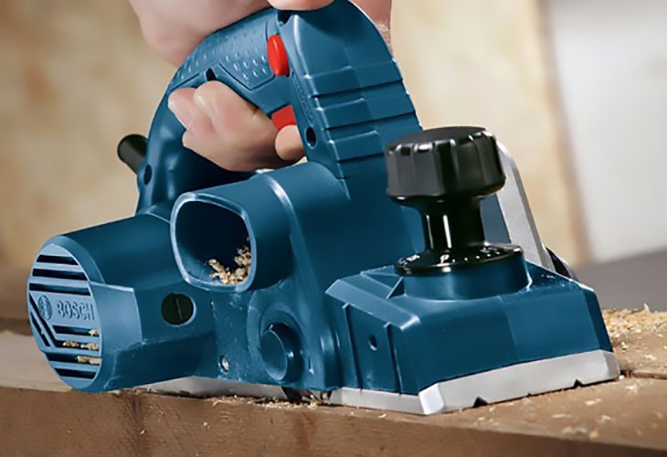 Đảm bảo bề mặt gỗ không có vật cản trước khi bào