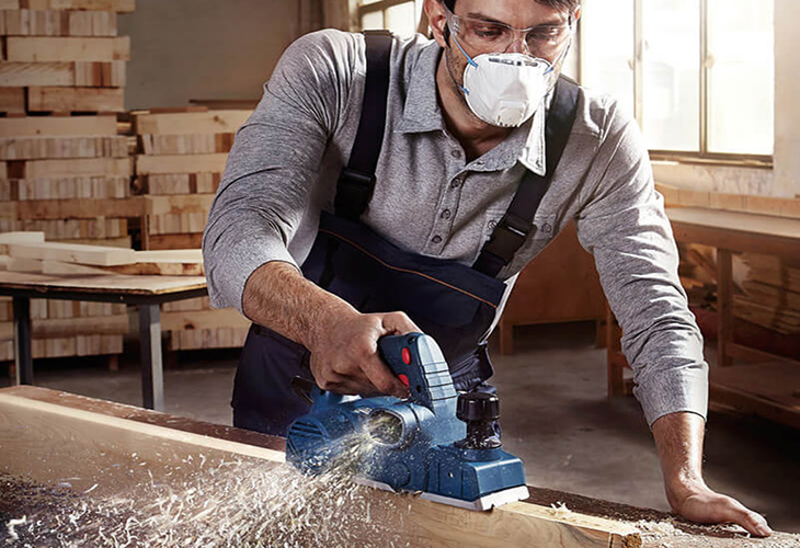 Trang bị đầy đủ dụng cụ bảo hộ khi vận hành máy bào