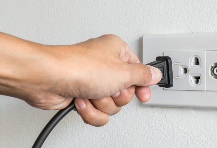 Rút phích cắm bếp khi không dùng, đặc biệt khi trời mưa bão, sấm sét
