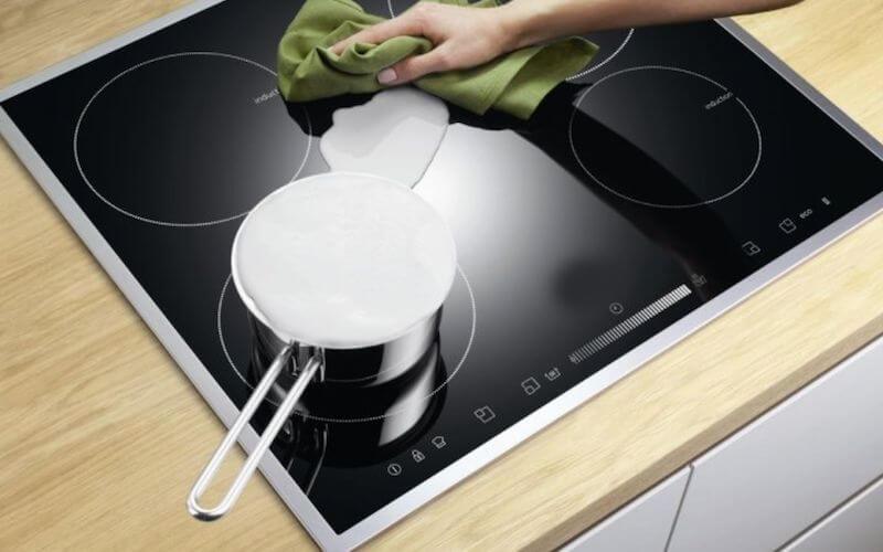 Sử dụng nồi phù hợp và lau khô đáy nồi trước khi nấu