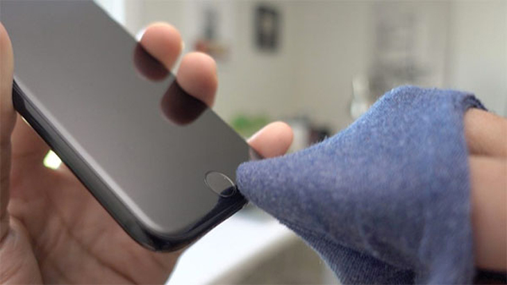 Vệ sinh iPhone thường xuyên giúp đảm bảo độ bền của máy và chất lượng sạc pin.