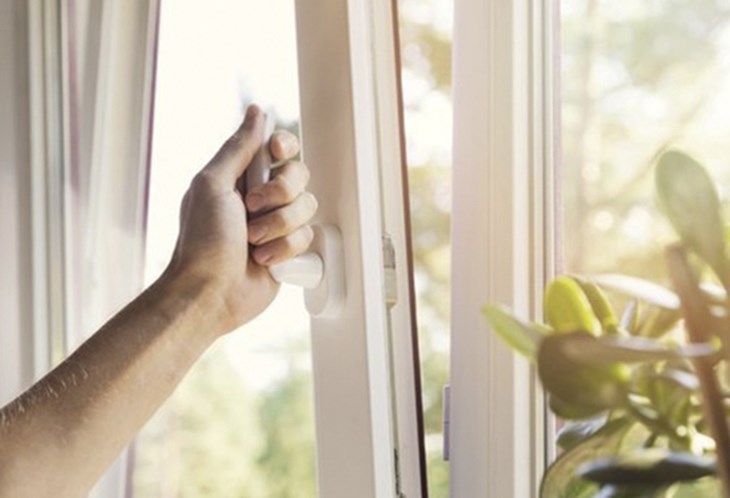 Hạn chế đóng mở cửa phòng nhưng thi thoảng nên hé cửa để lưu thông không khí