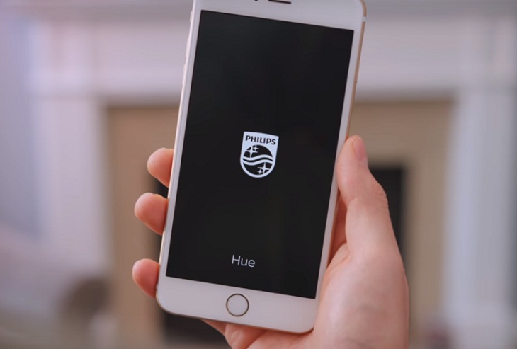 chuyển sang ứng dụng Hue trên điện thoại Android hoặc iOS.