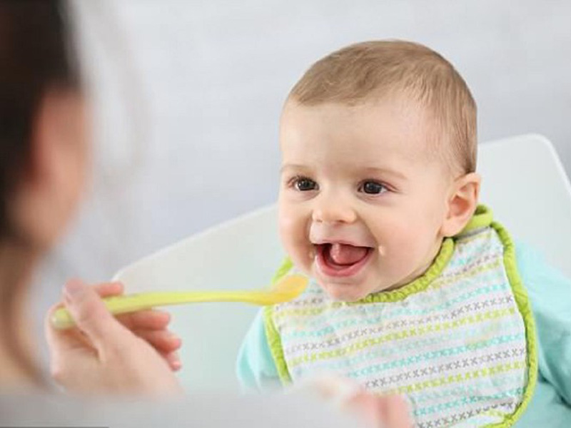 Bé đã có thể ăn được cháo hoặc cơm nhão