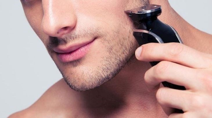 Cạo ngược chiều lông mọc có thể khiến da bị tổn thương, thâm viêm