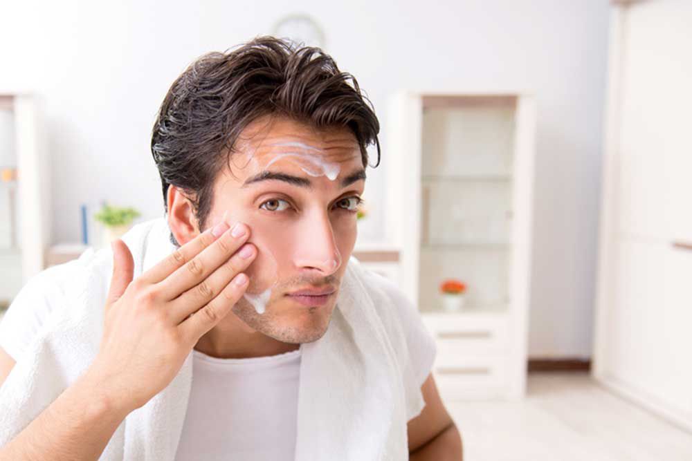 Cạo râu mà không làm sạch da trước khi cạo làm vi khuẩn có thể xâm nhập vào da gây viêm thâm da