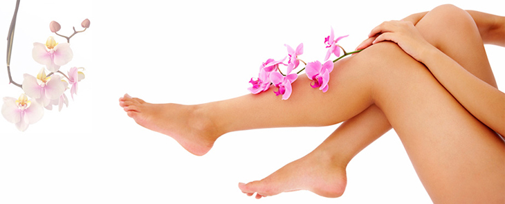 rửa sạch chân với nước mát hoặc chườm đá