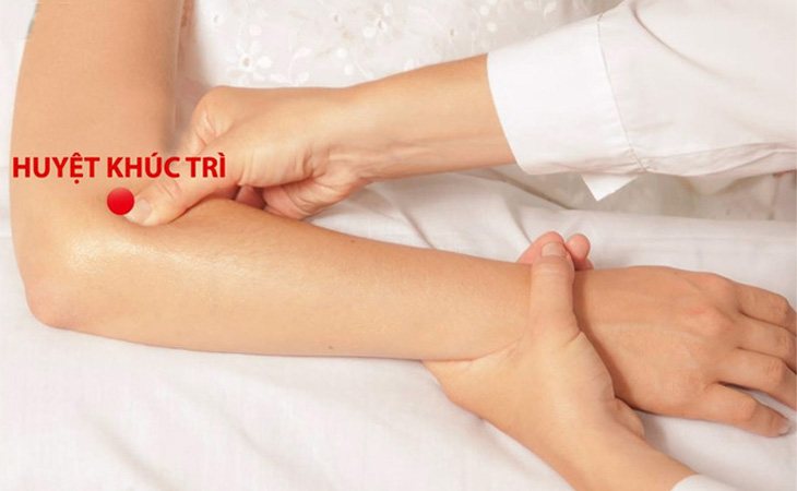 Bấm vào huyệt khúc trì