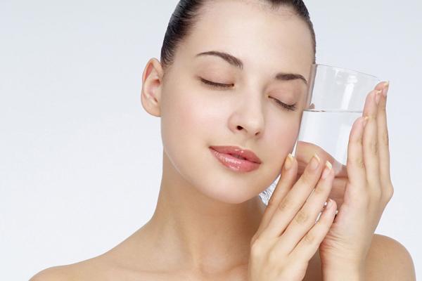 Nên cung cấp cho cơ thể hơn 2 lít nước để làm đẹp tóc trong môi trường máy lạnh