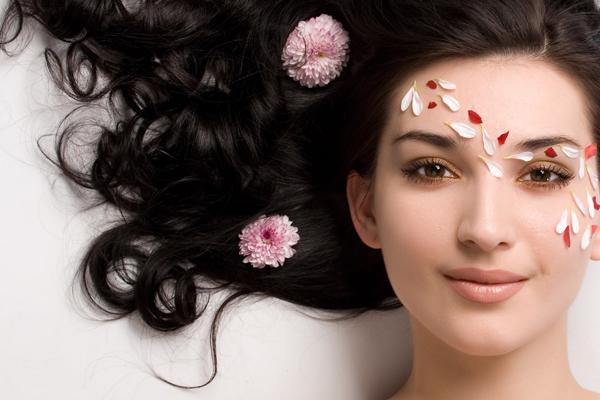 Sử dụng thêm các mặt nạ dưỡng tóc từ bơ, chanh, mật ong… giúp mái tóc thêm khoẻ