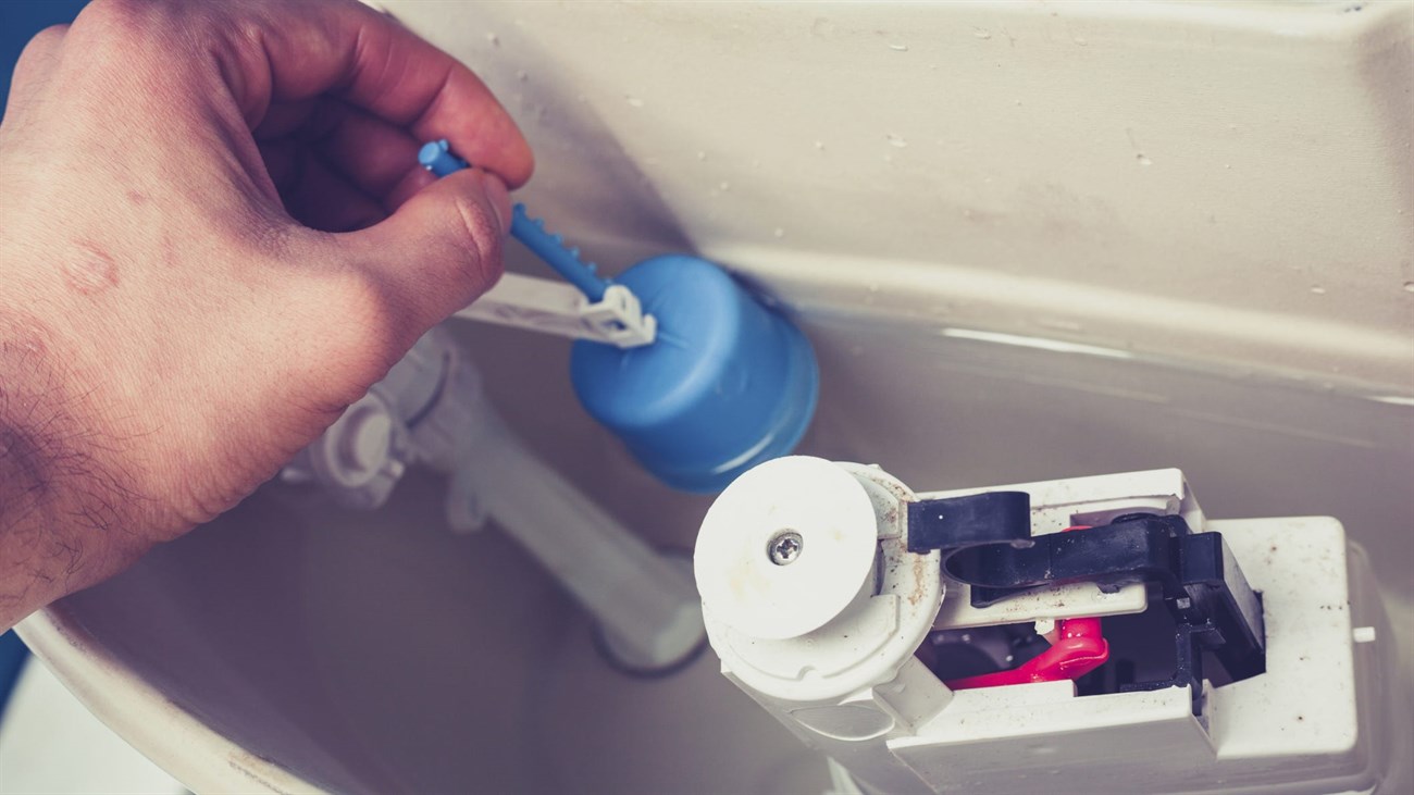 Dấu hiệu nhận biết phao bồn cầu đang gặp vấn đề