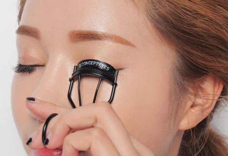 Chọn kẹp bấm mi có đường vòng cung cong tròn, rộng vừa với hàng mi