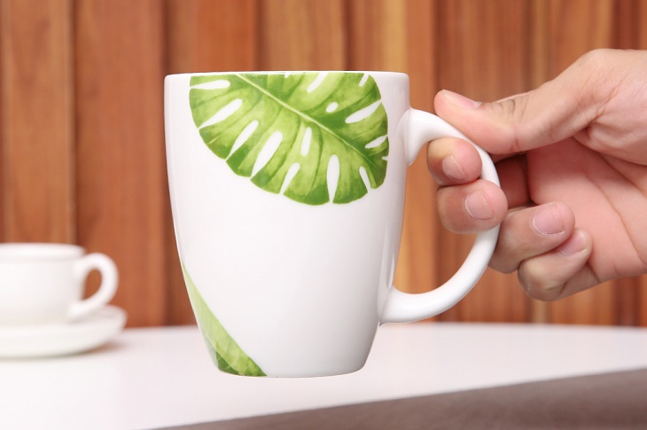 Ly sứ được sử dụng cho các buổi tiệc họp mặt người thân bạn bè đơn giản