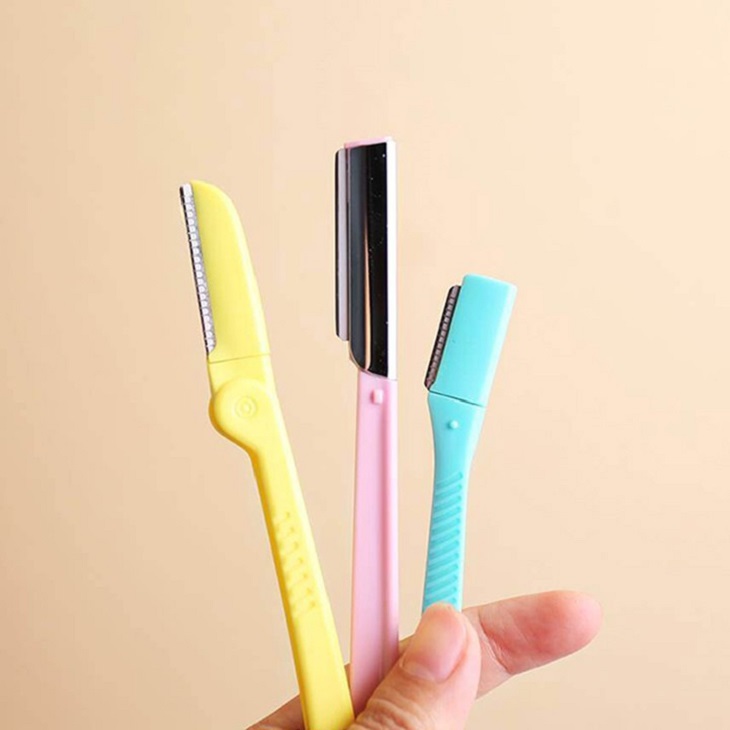 Chọn dao cạo chân mày nhỏ gọn và có thể gập được