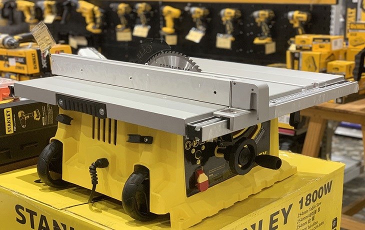 Máy cưa bàn Stanley SST1801-B1 1800W có công suất hoạt động ổn định, cho hiệu quả cưa cắt vật liệu có độ chính xác cao
