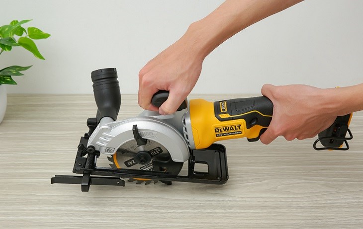 Máy cưa đĩa pin Dewalt DCS571N-KR 20V có tốc độ không tải đạt 4500 vòng/phút cho khả năng cắt nghiêng 45 hay 90 độ nhanh chóng