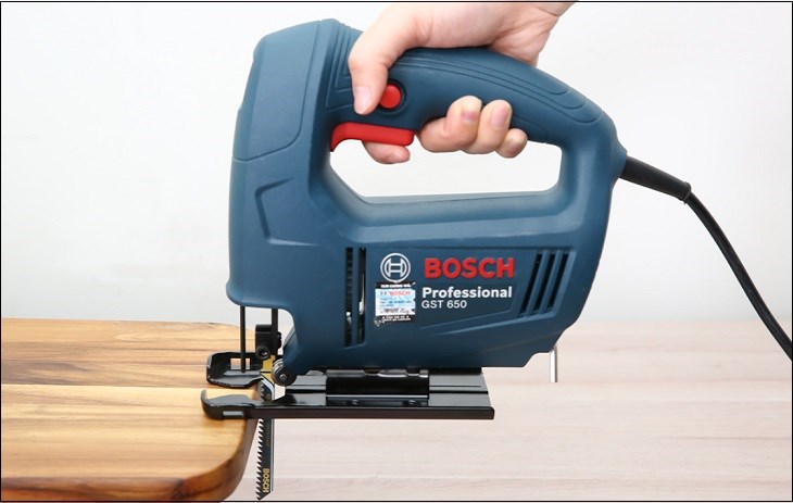Máy cưa lọng Bosch GST 650 450W hỗ trợ cắt xéo, uốn cong trên vật liệu dễ dàng hơn