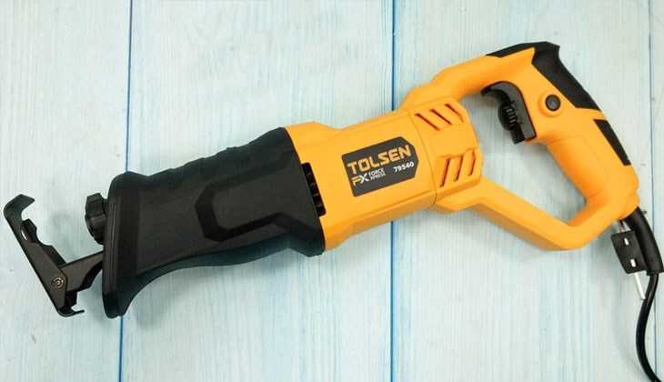 Máy cưa kiếm Tolsen 79540 có công suất 710W cùng tốc độ không tải 0 - 2800 vòng/phút