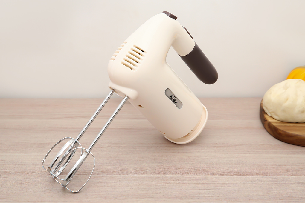 Máy đánh trứng cầm tay Bear DDQ-A01G1  với công suất 200W giúp hạn chế tối đa tiếng ồn