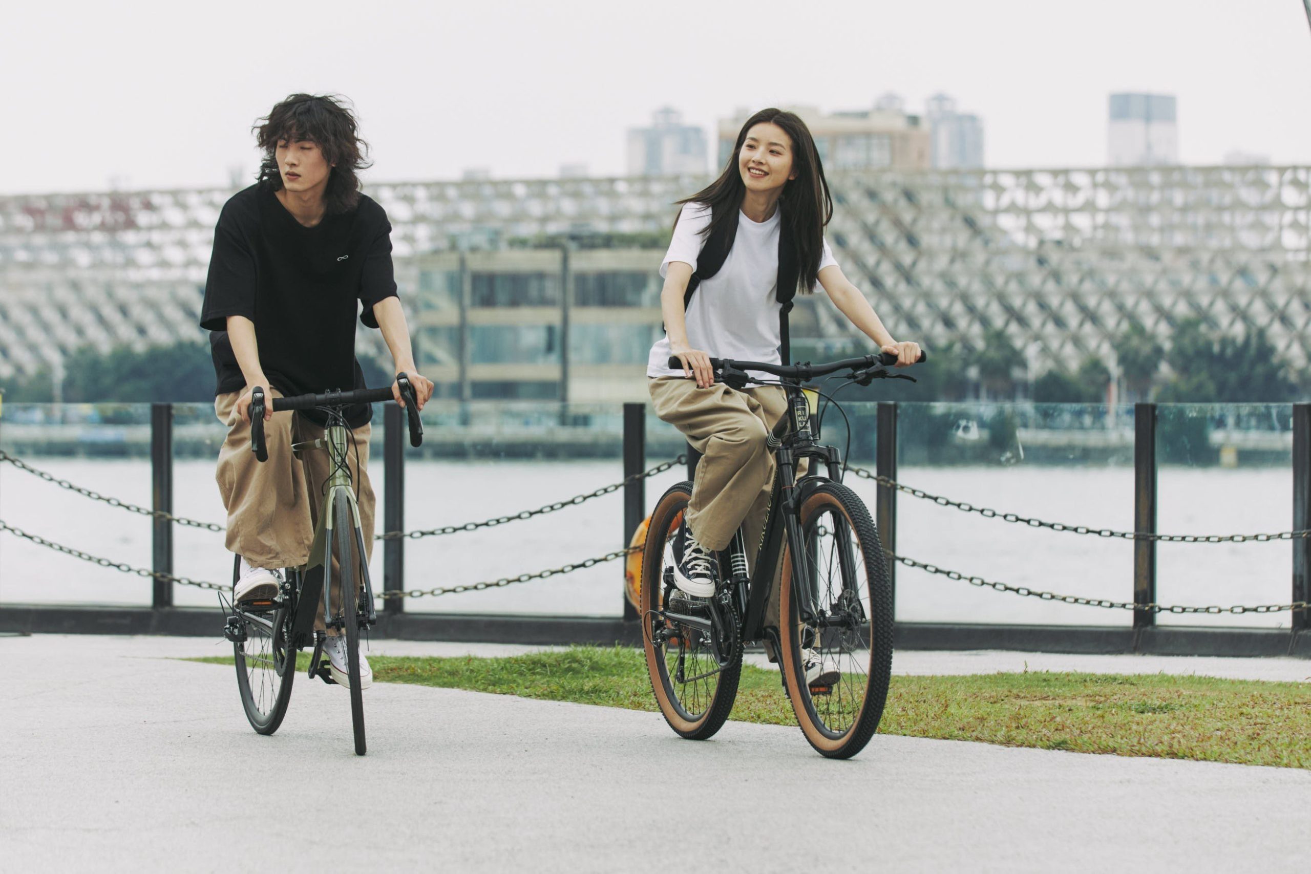 Đạp xe giúp đốt mỡ thừa tích tụ trong trong cơ thể và giúp phát triển các nhóm cơ bắp thêm săn chắc