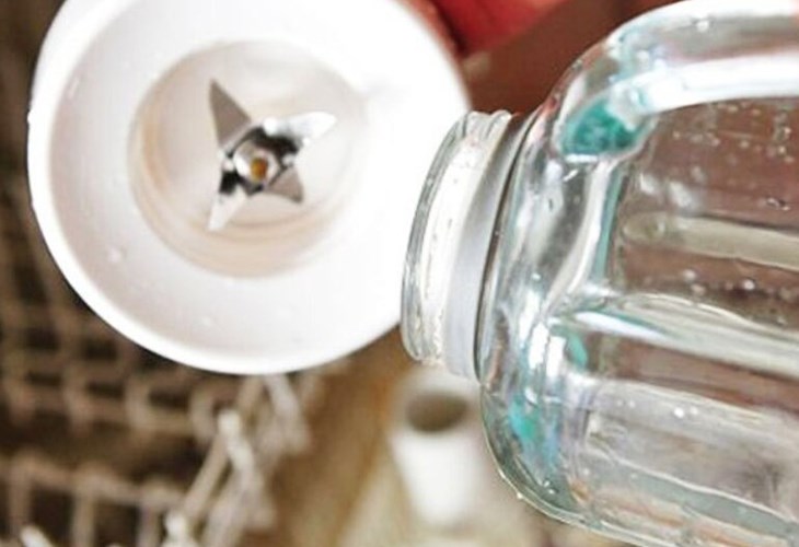 Lưỡi dao cần được vệ sinh sạch sẽ và phơi khô sau khi sử dụng