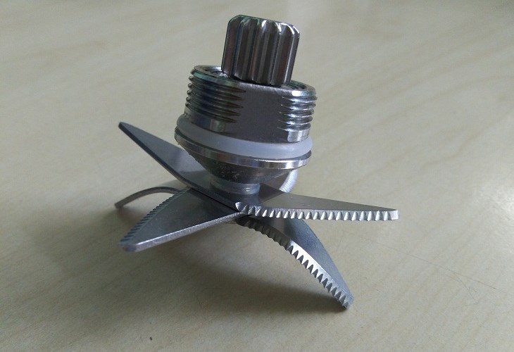 Một mẫu lưỡi dao có phần khe rãnh ốc vít để gắn vào đế máy xay