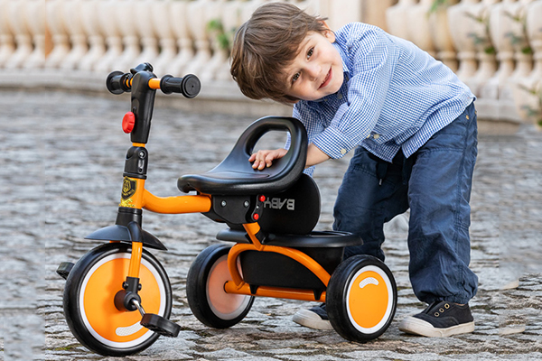 Xe đạp 3 bánh giúp bé làm quen với việc tập chạy