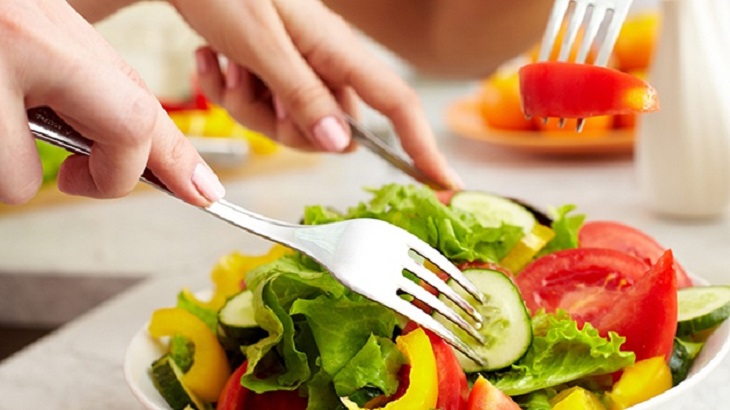 ăn uống hợp lý chống say tàu xe