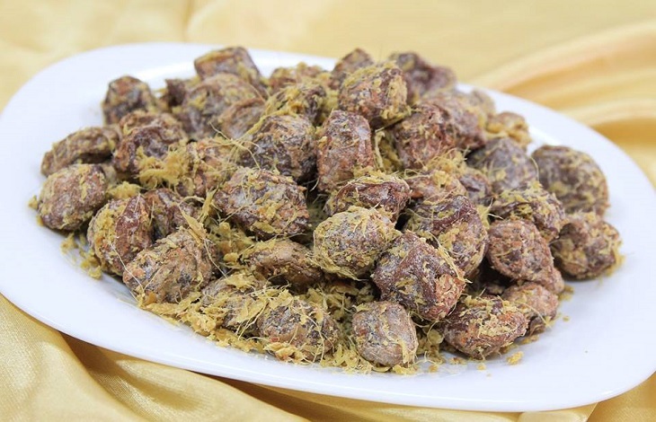 dùng ô mai chống say tàu xe