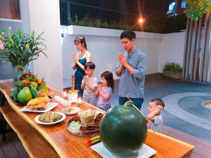 Cúng đất đai ngoài sân trước rồi mới đến cúng trong nhà