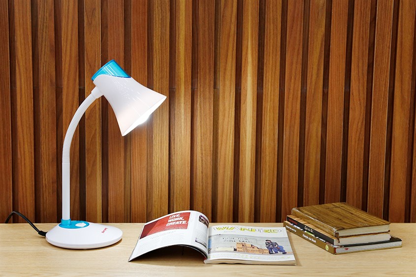 Bạn nên đặt đèn bàn học Điện Quang DKL15 ngược với phía tay thuận để tránh tình trạng bị hắt bóng