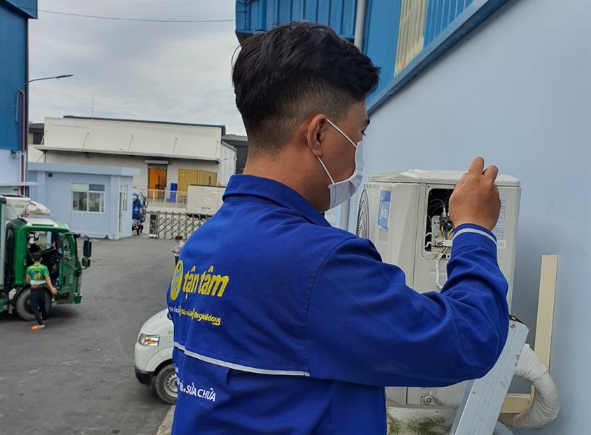 Cuối cùng là đấu dây điện từ dàn lạnh ra dàn nóng