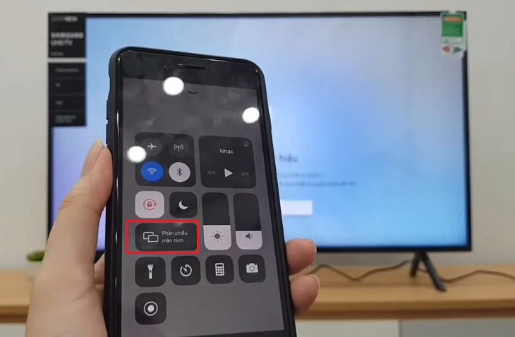 Vuốt màn hình iPhone từ dưới lên, bạn chọn chức năng Phản chiếu màn hình.