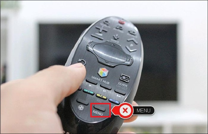 Nhấn nút Menu trên remote tivi.