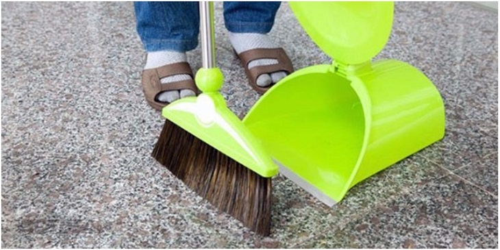Bạn chỉ nên dùng chổi để quét các mảnh vỡ thủy tinh
