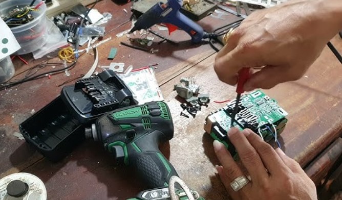 Chỉ nên tự thay pin máy khoan khi bạn có đủ kinh nghiệm
