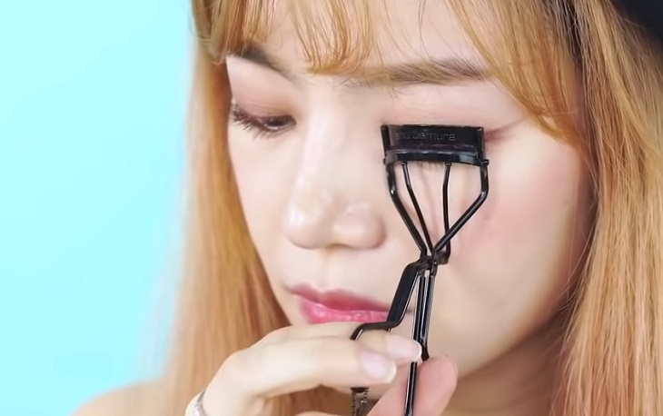 Bấm lần lượt 3 điểm gốc mi, giữa mi và ngọn mi để tạo độ cong mi hoàn hảo
