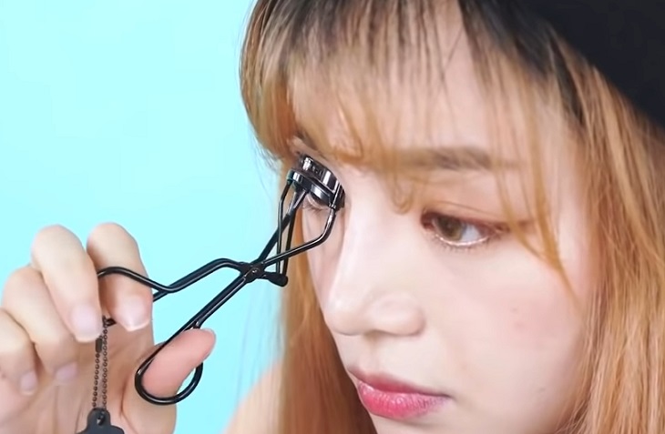 Bấm mi với góc chếch 45 độ và sử dụng lực đầu ngón tay