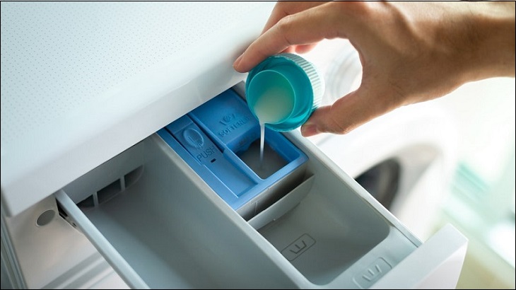 Cho nước xả vào khay đựng chuyên dụng