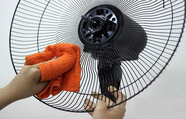 Hãy vệ sinh quạt định kỳ để loại bỏ hoàn toàn bụi bẩn và vi khuẩn