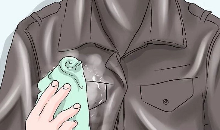 Dùng khăn mềm nhúng nước lạnh lau sạch áo khoác có phủ lớp sáp chống thấm