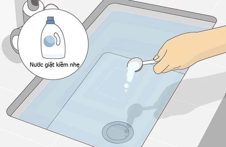 Đổ bột giặt và một ít chất tẩy vào