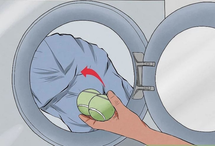 Đặt 2 quả bóng vào để áo được sấy đều