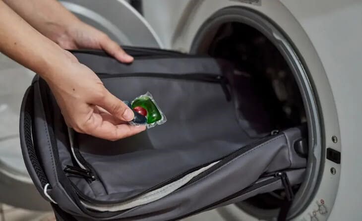 Đối với balo từ vải 100% Nylon, không bị co hay giãn trong quá trình giặt thì bạn có thể sử dụng máy giặt